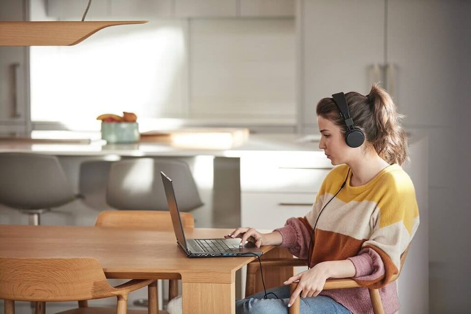 9049_Showcase_blog_hero_photo_Woman_with_headphones-960x640